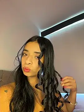 Laura fernandezII online show from December 18, 2025, 9:07 pm