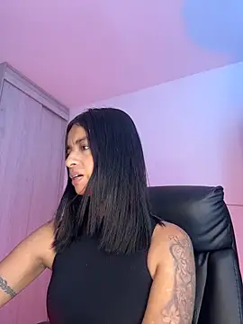 Laura fernandezII online show from April 28, 2026, 6:45 pm