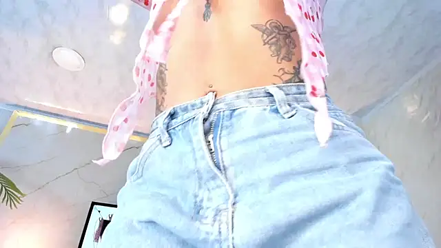 Snapshot of Princess_Violett chatting on March 6, 2026, 2:45 pm Princess Violett online show from March 6, 2026, 2:45 pm