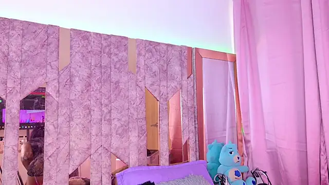 SarahBrunet online show from October 6, 2025, 1:34 pm