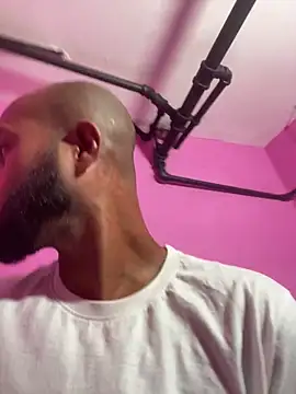 Snapshot of islandvybee55 chatting on February 24, 2026, 2:18 pm islandvybee55 online show from February 24, 2026, 2:18 pm