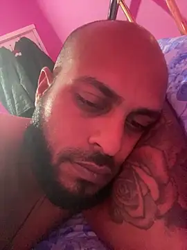 Snapshot of islandvybee55 chatting on February 25, 2026, 2:45 am islandvybee55 online show from February 25, 2026, 2:45 am