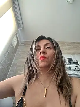 Latiinvenushot online show from April 22, 2026, 2:24 pm