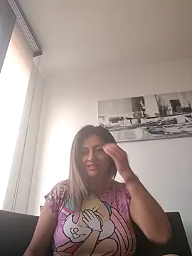 Latiinvenushot online show from November 23, 2025, 4:17 pm