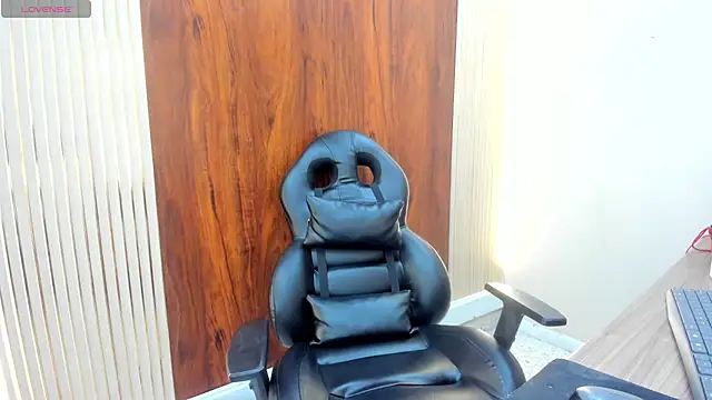 VickyJohnson1 online show from December 18, 2025, 8:12 pm