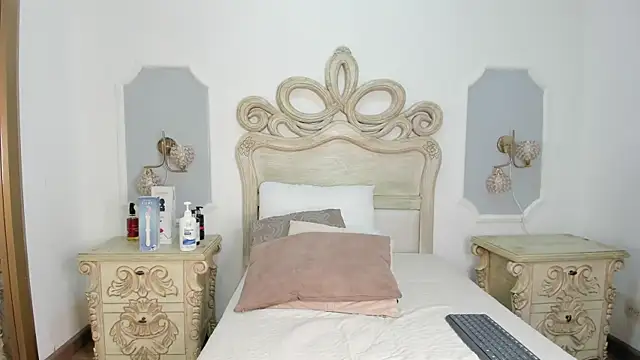  chloe adams online show from November 10, 2025, 6:57 pm