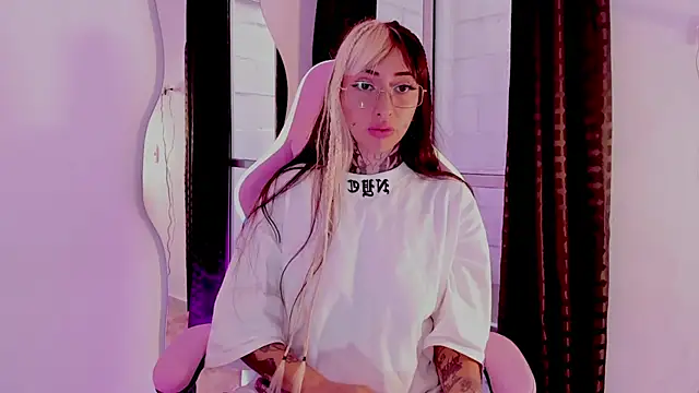 Snapshot of HollyHudsonn chatting on January 18, 2025, 4:42 pm HollyHudsonn online show from January 18, 2025, 4:42 pm