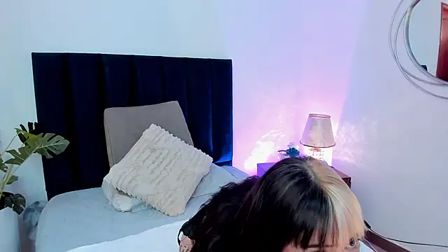 Snapshot of HollyHudsonn chatting on December 17, 2024, 12:00 pm HollyHudsonn online show from December 17, 2024, 12:00 pm