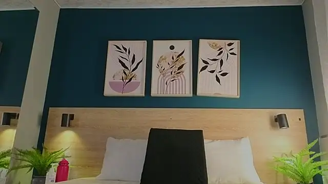 GabyPetit online show from October 31, 2025, 7:54 pm