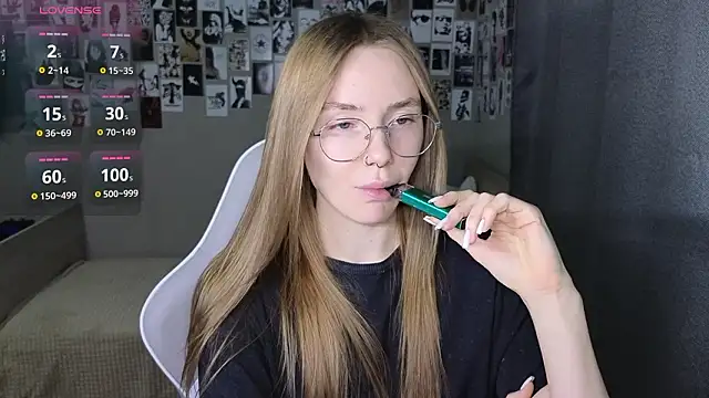 Snapshot of littlevildevil chatting on February 14, 2026, 10:59 am littlevildevil online show from February 14, 2026, 10:59 am