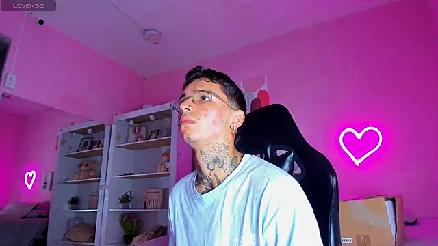 Ian Castillo  online show from September 15, 2025, 11:21 am