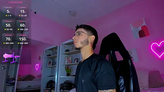 Ian Castillo  online show from March 18, 2025, 11:22 am