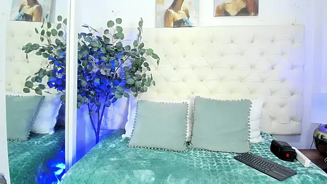 sophie pariss online show from July 31, 2026, 9:23 pm