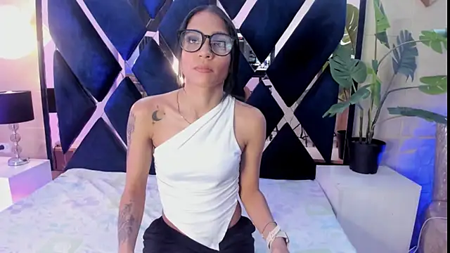 sophie pariss online show from June 28, 2026, 3:13 am
