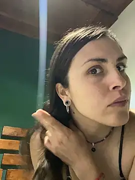 isadelasestrellas online show from October 5, 2025, 1:57 pm