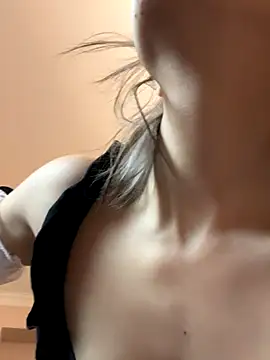 bigbabykiki online show from November 14, 2025, 6:44 pm