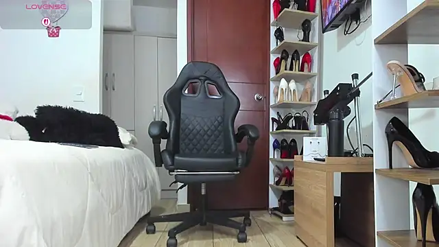 SophieBaker   online show from March 2, 2026, 2:01 am