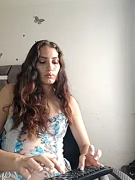 aurelialux online show from November 13, 2025, 8:13 pm