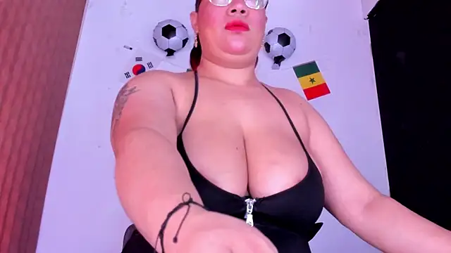 Snapshot of alondrabigtits chatting on July 13, 2026, 12:04 pm alondrabigtits online show from July 13, 2026, 12:04 pm