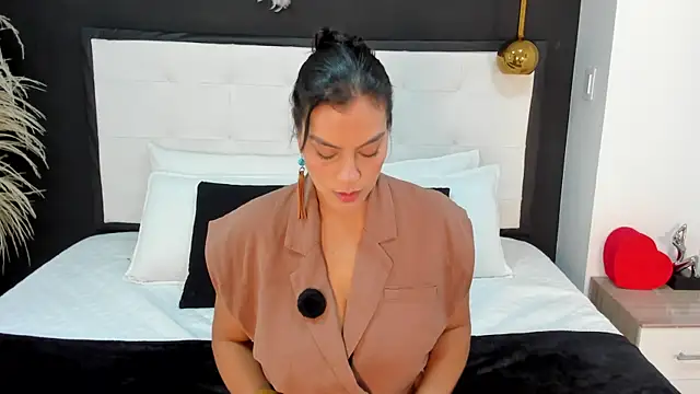 Ada Monroe10 online show from July 30, 2026, 1:32 pm