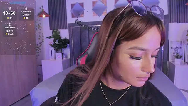 isabela fox online show from October 6, 2025, 9:04 pm