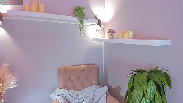 Emma  Leee online show from May 16, 2026, 12:53 am
