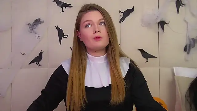 CrystalLyons online show from October 31, 2025, 8:11 am