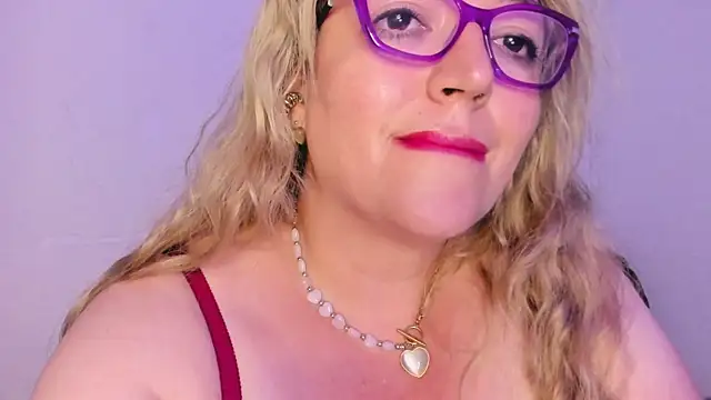 Naty Mature  online show from October 17, 2025, 10:11 pm