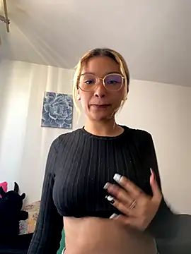 baby lizy online show from September 25, 2025, 9:21 pm