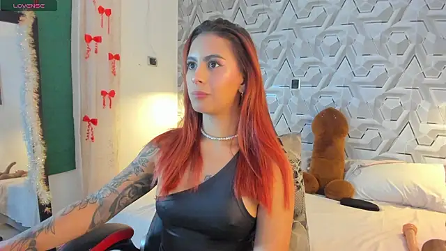 Snapshot of Sophiee_Hill chatting on February 9, 2026, 6:33 am Sophiee Hill online show from February 9, 2026, 6:33 am