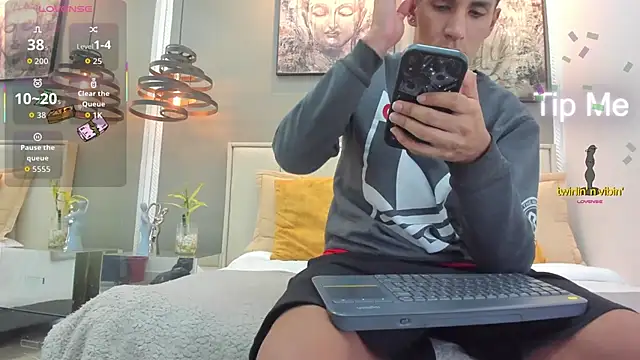 kieran derek online show from November 18, 2025, 3:32 am