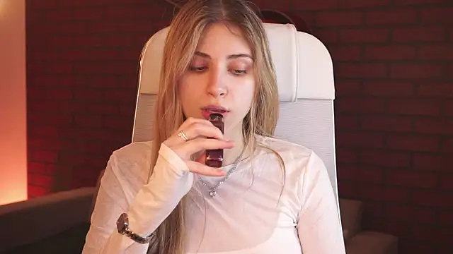 EllieCutes online show from September 12, 2025, 7:57 pm