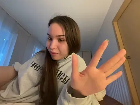 Roxie Mils online show from December 20, 2025, 8:06 am
