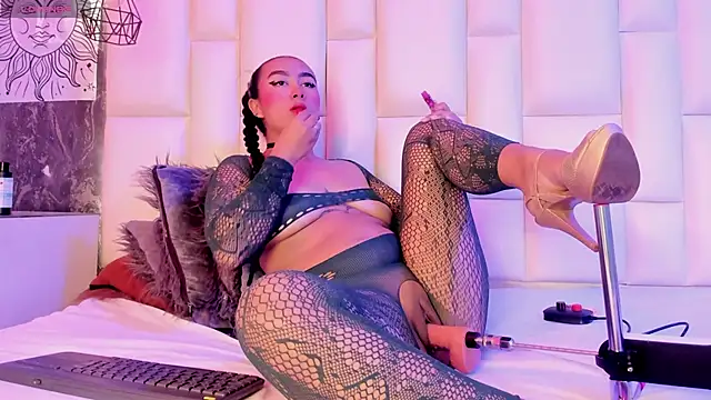 AntonellaQueenn online show from May 13, 2026, 11:28 am