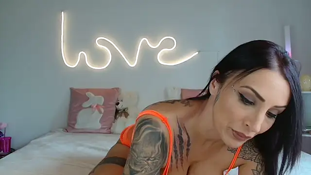 JuliaVegaOff online show from May 16, 2026, 12:48 pm