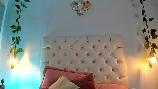 Isabella Flowers online show from October 1, 2025, 11:19 pm