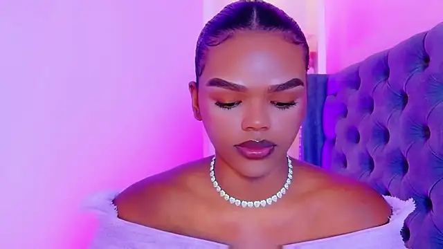 CamiEstrada online show from November 18, 2025, 10:34 pm