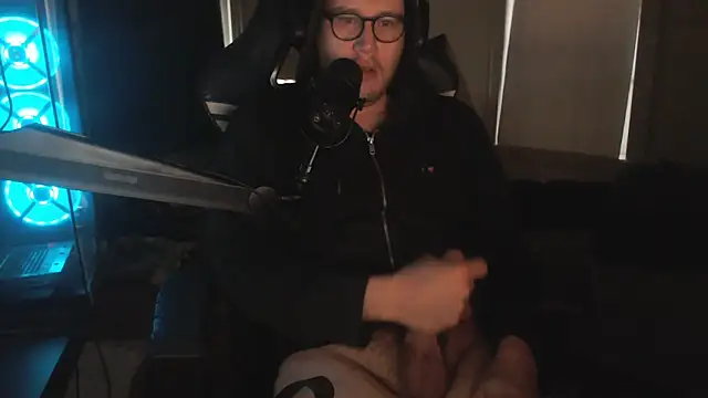 chicostick413 online show from October 31, 2025, 12:46 pm