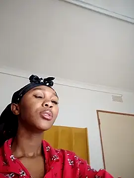 Shria107 online show from October 4, 2025, 1:12 pm