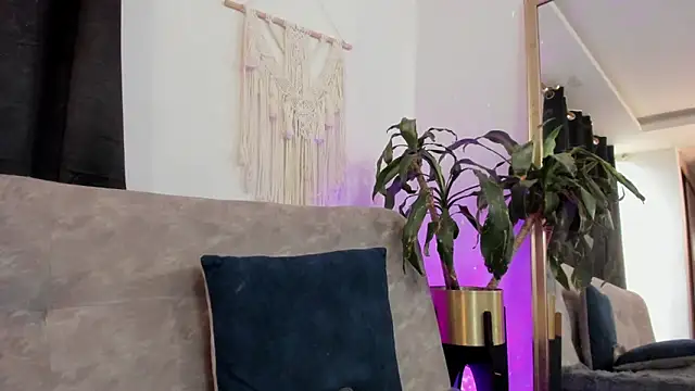 aaroncolombia online show from April 21, 2026, 10:49 pm