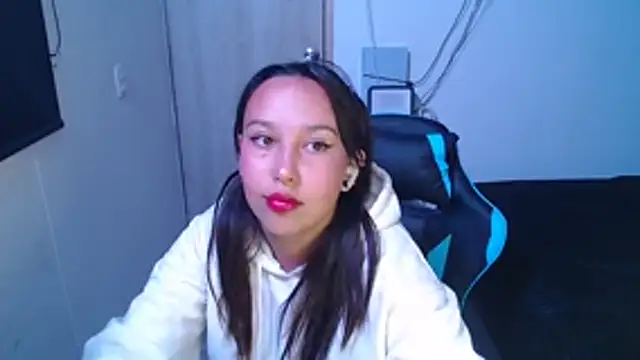 Skarlet Adams28 online show from December 2, 2025, 9:49 pm