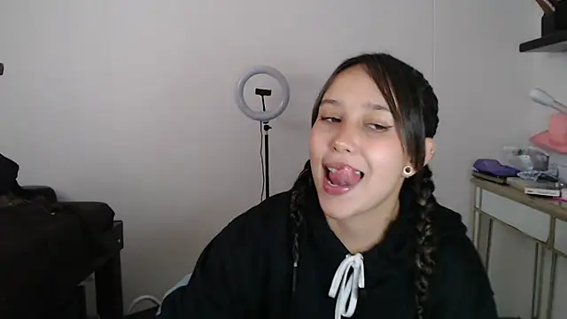 Skarlet Adams28 online show from March 21, 2025, 9:01 pm