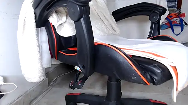 EmmyHorny  online show from April 24, 2026, 3:52 am