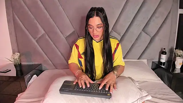 Snapshot of nataliee_foster chatting on June 23, 2026, 10:35 am nataliee foster online show from June 23, 2026, 10:35 am