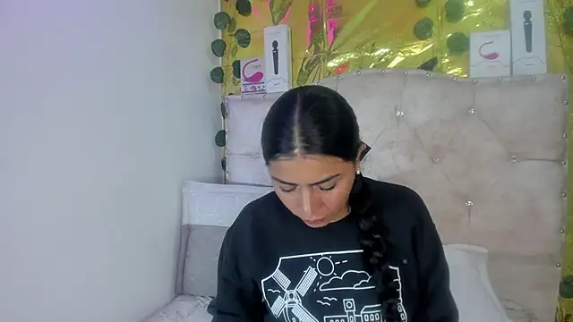 cristalconnorr online show from May 14, 2026, 2:47 pm