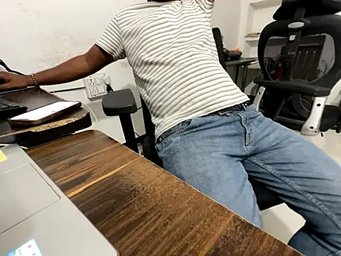 real meet girl finding in online show from October 23, 2025, 10:03 am