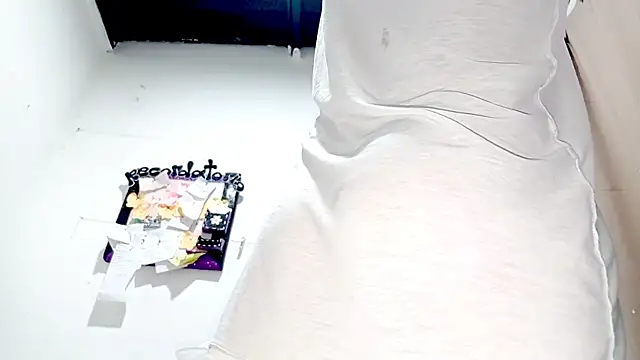 PetiteIvoryQueen19 online show from October 1, 2025, 6:40 am