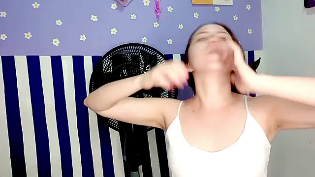 PetiteIvoryQueen19 online show from June 4, 2026, 4:39 am