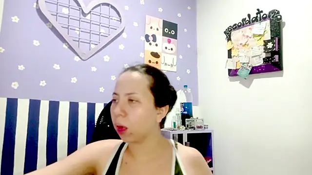 PetiteIvoryQueen19 online show from May 17, 2026, 4:23 am