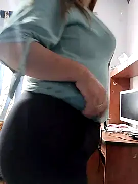 Laura-Hernandez online show from September 24, 2025, 2:01 pm